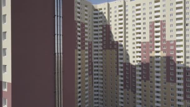 Вид с воздуха. Комплекс новых многоэтажных жилых домов в городе. На стене дома трубы для рисования
 - Кадры, видео