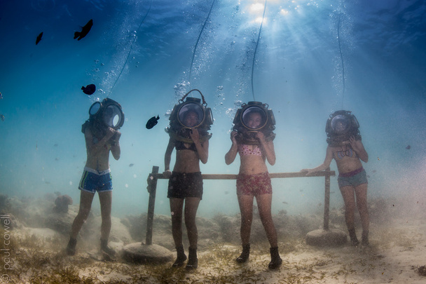 Grupo de mergulhadores debaixo de água
 - Foto, Imagem