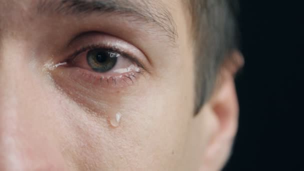 Shot pláč člověka se slzami v oku closeup - Záběry, video