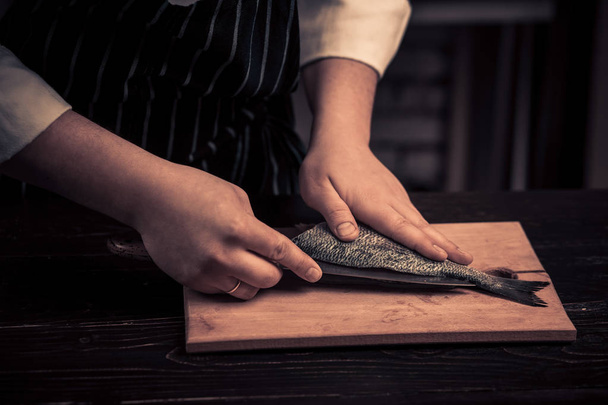 Kuchař, řezání ryb na palubě - Fotografie, Obrázek