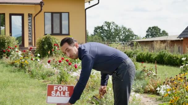 male hammer sign for sale house - Footage, Video