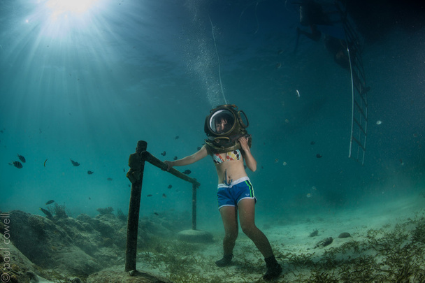 Sukeltaja ui syvälle veden alla
 - Valokuva, kuva