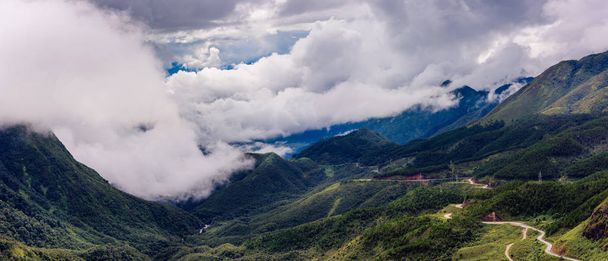 Panorama en weg pad scène in Sapa, Vietnam, landschap  - Foto, afbeelding