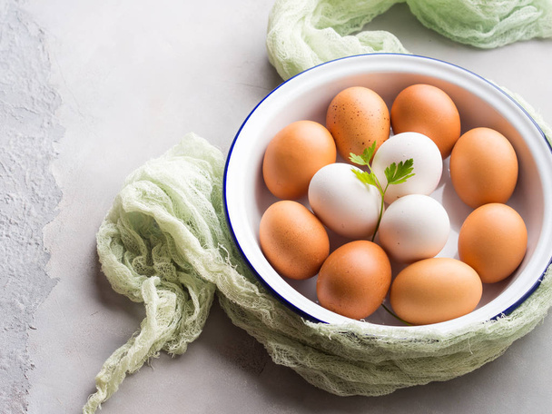 Huevos de gallina blancos y marrones en bowl
 - Foto, imagen