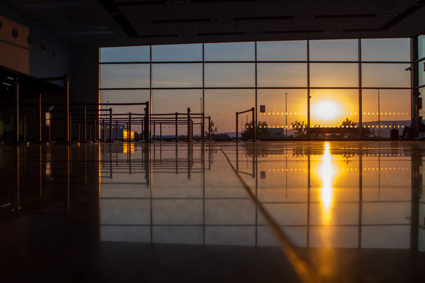 Силует аеропорту на заході сонця
 - Фото, зображення