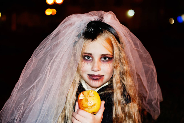 Ragazzo spaventoso come sposa zombie per dolcetto o scherzetto
 - Foto, immagini