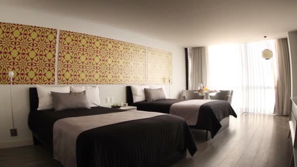 A panoráma lövés egy hűvös, boutique stílusú hotel szoba - Felvétel, videó