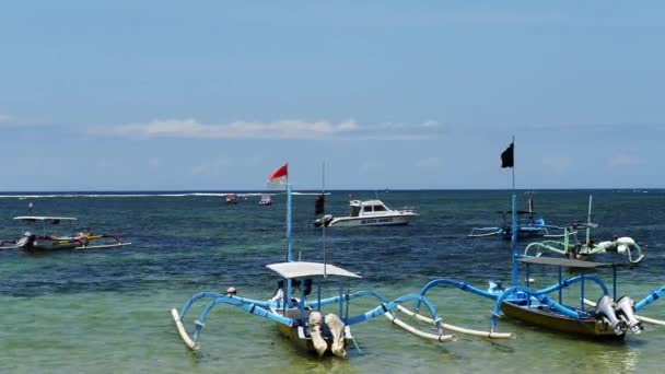 Традиційний балійскій "dragonfly" човен на пляжі. Jukung рибальські човни на Санур пляж, Балі, Індонезія, Азії - Кадри, відео