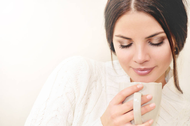 close up nachdenkliche junge Frau riecht das Aroma eines Kaffees d - Foto, Bild