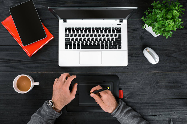Hipster schwarzer Holztisch, männliche Hände tippen auf einem Laptop - Foto, Bild
