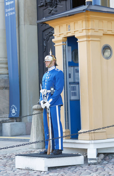 STOCKHOLM - AUG 26, 2017: Royal guard in blue uniform and a rifle guarding the swedish royal castle in Stockholm. August 26, 2017 in Stockholm, Sweden - Zdjęcie, obraz