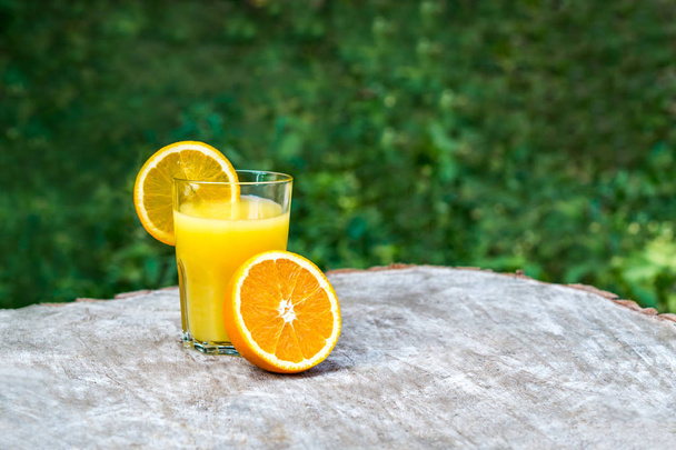 Čerstvý pomerančový džus s pomerančů ovoce - Fotografie, Obrázek