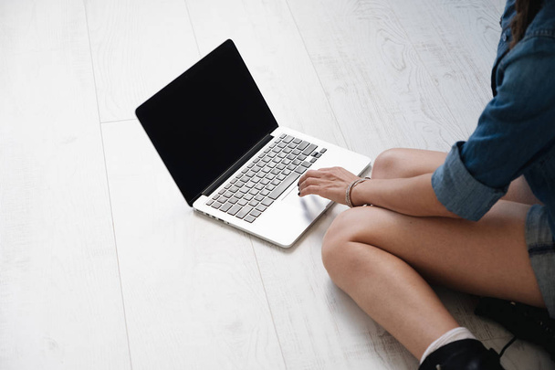 Dizüstü bilgisayarda yazarak yakın çekim kız - Fotoğraf, Görsel