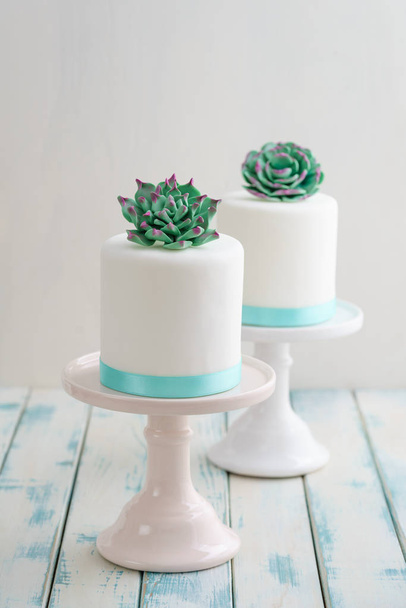 Μίνι χυμώδεις γαμήλιες τούρτες - Φωτογραφία, εικόνα