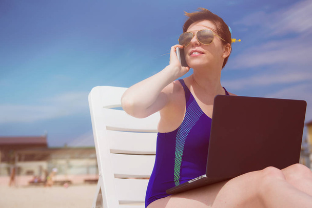Woman with laptop on the beach - Фото, зображення