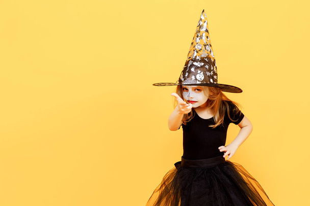 Girl in witch Halloween costume - Foto, afbeelding