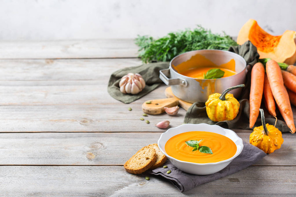 Autunno autunno arrosto zucca arancione zuppa di carote con aglio
 - Foto, immagini