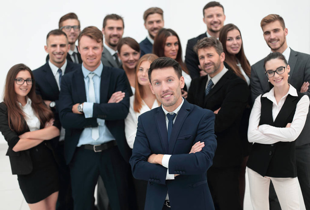Führungspersönlichkeit vor einem großen Business-Team - Foto, Bild