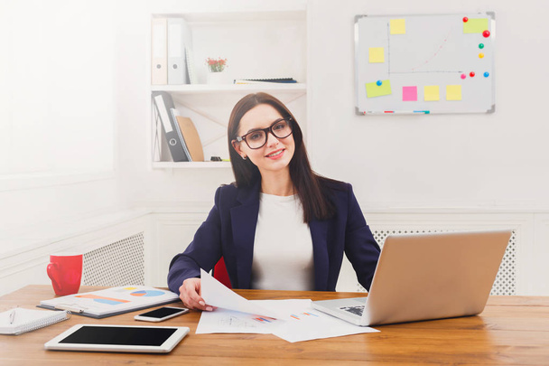 Business woman with document at office desktop - Zdjęcie, obraz