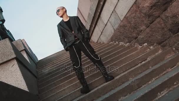 Androgün furcsa kopasz lány rock ruhát stomp gyalog a lépcsőházban - Felvétel, videó