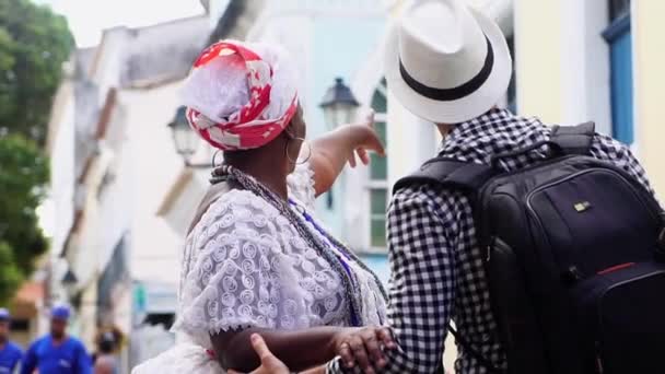 Baiana montrant la ville pour touristes, à Salvador, Bahia, Brésil
 - Séquence, vidéo