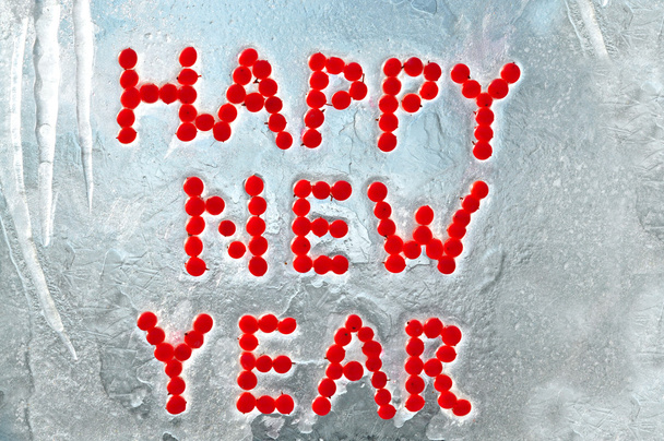 Bonne année écrite par des baies sur la fenêtre gelée
 - Photo, image