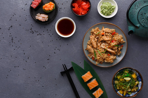 Table servie avec de la nourriture asiatique
 - Photo, image