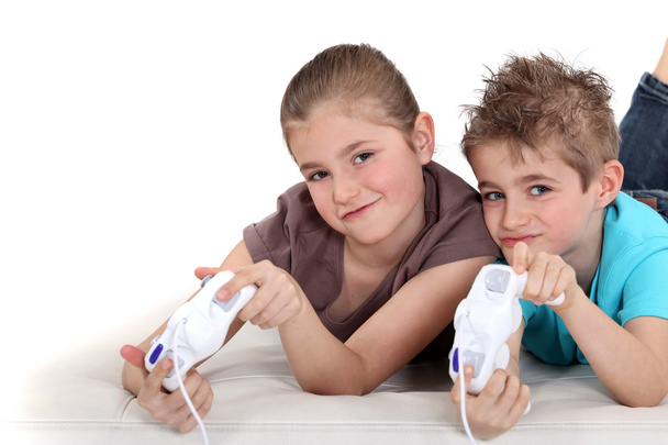 Brother and sister playing video games - Foto, imagen