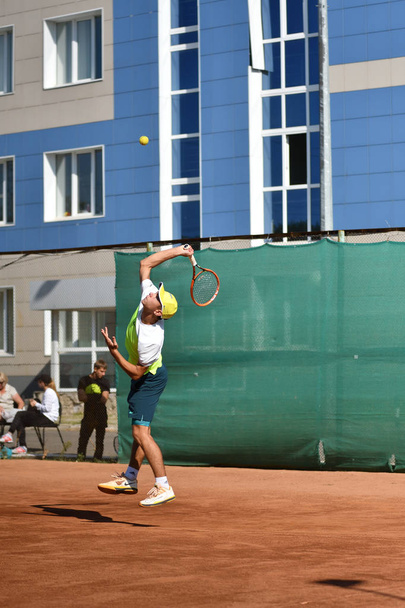 Orenburg, Venäjä - 15 elokuu 2017 vuosi: Pojat pelaavat tennistä
  - Valokuva, kuva