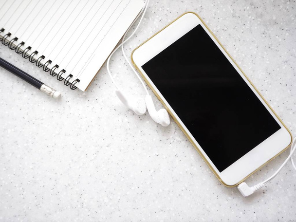 Üres jegyzék smartphone a szürke kő asztal - Fotó, kép