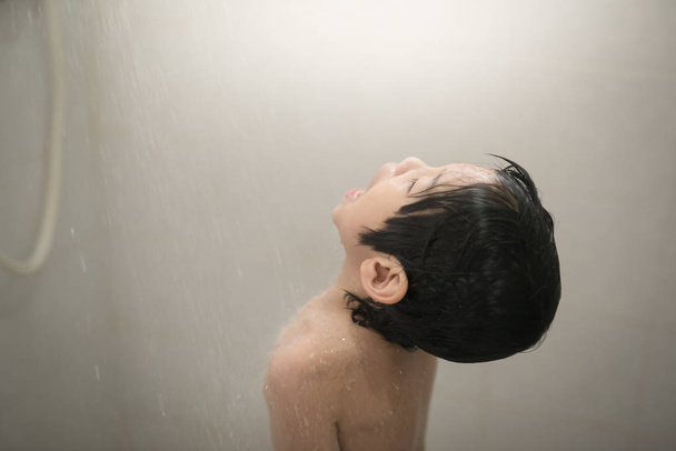 Aranyos ázsiai gyermek vesz egy fürdőt, egy fürdőszoba - Fotó, kép