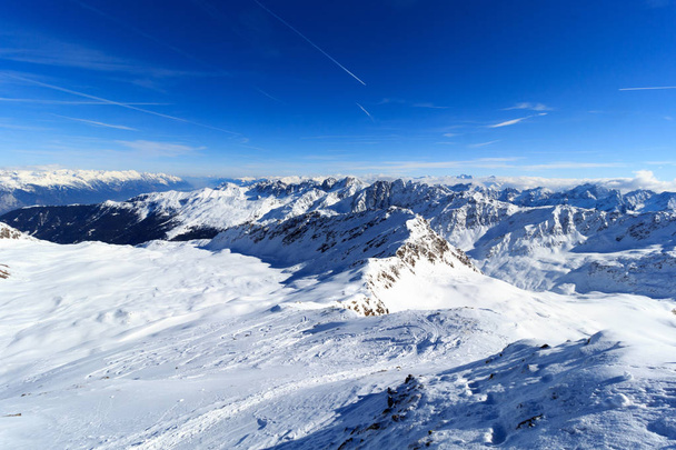 Dağ panorama Stubai Alps, Avusturya için kışın kar ve mavi gökyüzü ile - Fotoğraf, Görsel