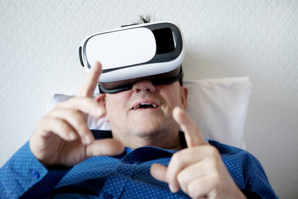 Senior férfi virtuális fejhallgató vagy 3D-s szemüveg. - Fotó, kép