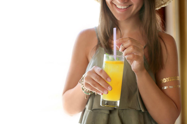 fiatal nő pohár limonádé  - Fotó, kép