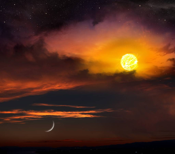 roter Sonnenuntergang und Mond .  - Foto, Bild