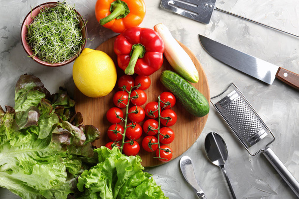 Deska z warzywami i naczynia na stole w kuchni. Gotowania klasy - Zdjęcie, obraz