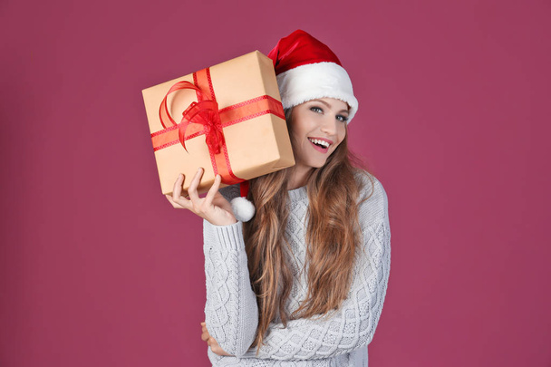 Pretty young lady in Christmas hat  - Foto, Imagen