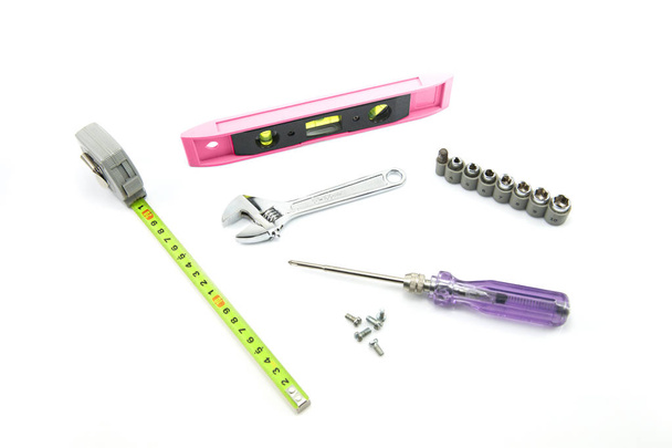 Muchas herramientas de destornillador, tornillos, nivelador, llave inglesa, cinta métrica
 - Foto, imagen