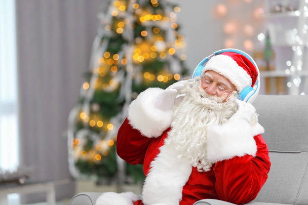 Santa Claus listening to music  - Zdjęcie, obraz