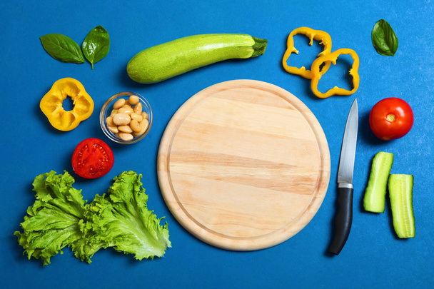 Ingredientes para ensalada, tabla y cuchillo
 - Foto, imagen