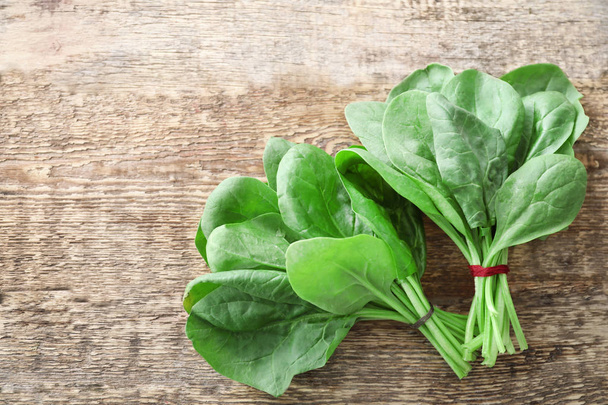Fresh spinach bunches - Foto, afbeelding