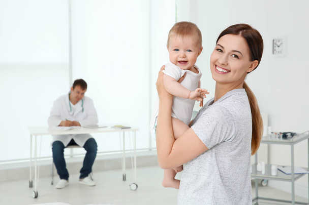 Young mother and baby girl in doctor's office - Foto, imagen