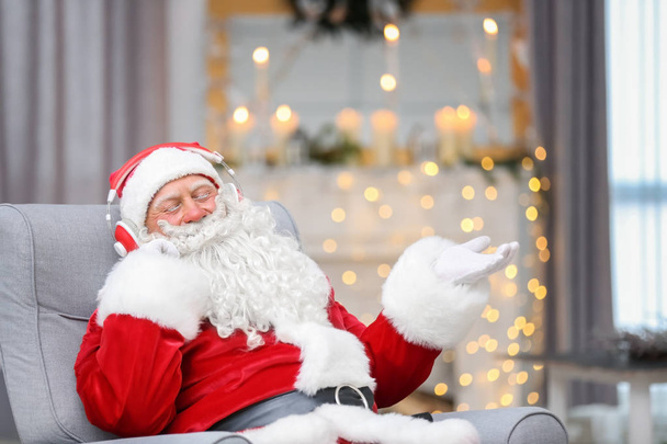 Papai Noel ouvindo música
  - Foto, Imagem
