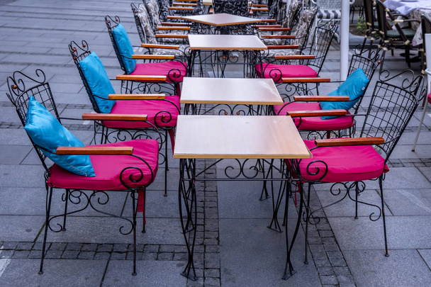 Served tables of street cafe urban city - Foto, afbeelding