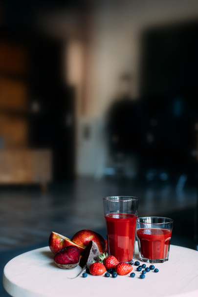 červené smoothie v brýlích - Fotografie, Obrázek