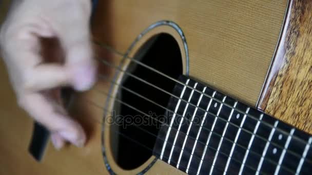 emberi gitározni, veri a zongorát. - Felvétel, videó