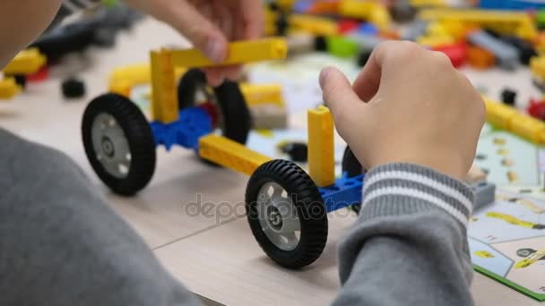 Child plays with a builder kit - Video, Çekim