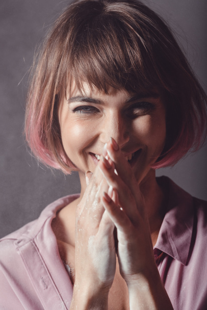 smiling girl with pink hair - 写真・画像