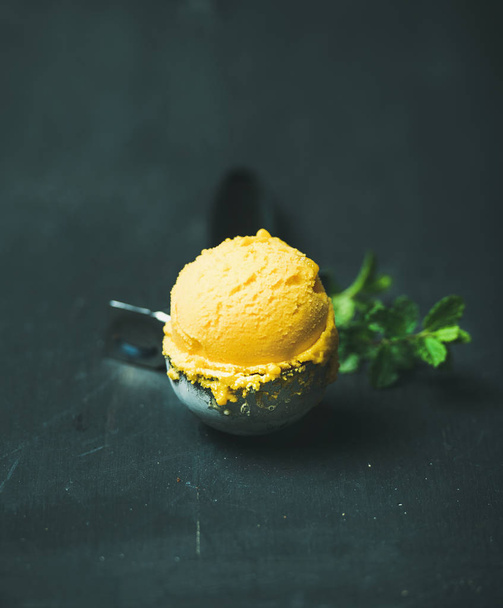 Mango sorbet ice cream  - Foto, imagen
