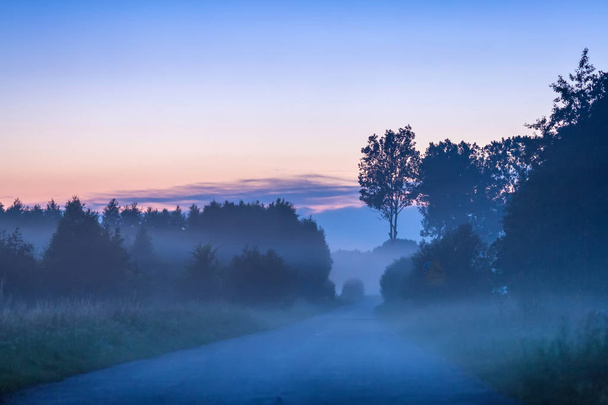 Похмура дорога після заходу сонця
 - Фото, зображення